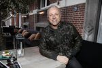 Rotterdam 22 maart 2017
Presentatie gay issue in Rotterdam. Gordon rijkt het eerste exemplaar uit.
