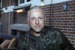 Rotterdam 22 maart 2017
Presentatie gay issue in Rotterdam. Gordon rijkt het eerste exemplaar uit.