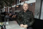 Rotterdam 22 maart 2017
Presentatie gay issue in Rotterdam. Gordon rijkt het eerste exemplaar uit.