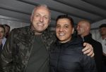 Rotterdam 22 maart 2017
Presentatie gay issue in Rotterdam. Gordon rijkt het eerste exemplaar uit. Gordon met beste vriend Patrick