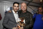 Rotterdam 22 maart 2017
Presentatie gay issue in Rotterdam. Gordon rijkt het eerste exemplaar uit.