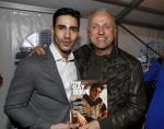 Rotterdam 22 maart 2017
Presentatie gay issue in Rotterdam. Gordon rijkt het eerste exemplaar uit.