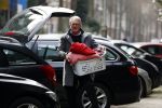 Amsterdam 13 maart 2017  
Jeroen Krabbe met en wasmand op straat in amsterdam zuid