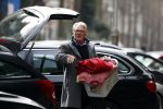 Amsterdam 13 maart 2017  
Jeroen Krabbe met en wasmand op straat in amsterdam zuid