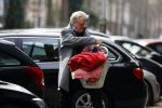 Amsterdam 13 maart 2017  
Jeroen Krabbe met en wasmand op straat in amsterdam zuid