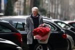 Amsterdam 13 maart 2017  
Jeroen Krabbe met en wasmand op straat in amsterdam zuid