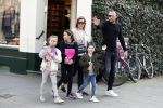 Amsterdam 28 maart 2017
Johnny heitinga met zijn vrouw Charlotte en kinderen jezebel en Lennox plus vriendinnetje in zuid op straat