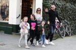 Amsterdam 28 maart 2017
Johnny heitinga met zijn vrouw Charlotte en kinderen jezebel en Lennox plus vriendinnetje in zuid op straat