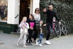 Amsterdam 28 maart 2017
Johnny heitinga met zijn vrouw Charlotte en kinderen jezebel en Lennox plus vriendinnetje in zuid op straat