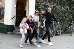 Amsterdam 28 maart 2017
Johnny heitinga met zijn vrouw Charlotte en kinderen jezebel en Lennox plus vriendinnetje in zuid op straat