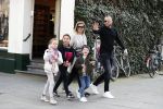 Amsterdam 28 maart 2017
Johnny heitinga met zijn vrouw Charlotte en kinderen jezebel en Lennox plus vriendinnetje in zuid op straat