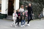 Amsterdam 28 maart 2017
Johnny heitinga met zijn vrouw Charlotte en kinderen jezebel en Lennox plus vriendinnetje in zuid op straat