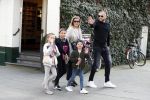 Amsterdam 28 maart 2017
Johnny heitinga met zijn vrouw Charlotte en kinderen jezebel en Lennox plus vriendinnetje in zuid op straat