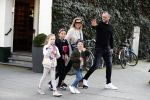Amsterdam 28 maart 2017
Johnny heitinga met zijn vrouw Charlotte en kinderen jezebel en Lennox plus vriendinnetje in zuid op straat