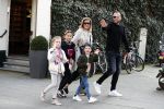 Amsterdam 28 maart 2017
Johnny heitinga met zijn vrouw Charlotte en kinderen jezebel en Lennox plus vriendinnetje in zuid op straat