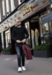 Amsterdam 28 maart 2017
Johnny heitinga met fans voor de deur bij Oger op de pc hooftstraat