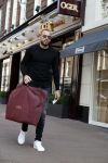 Amsterdam 28 maart 2017
Johnny heitinga met fans voor de deur bij Oger op de pc hooftstraat