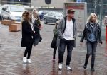 Amsterdam 18 maart 2017 
Johnny de Mol met zijn vriendin Anouk v Schie op weg naar premiere Smurfen in  Pathe Arena