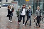 Amsterdam 18 maart 2017 
Johnny de Mol met zijn vriendin Anouk v Schie op weg naar premiere Smurfen in  Pathe Arena