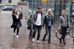 Amsterdam 18 maart 2017 
Johnny de Mol met zijn vriendin Anouk v Schie op weg naar premiere Smurfen in  Pathe Arena