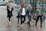 Amsterdam 18 maart 2017 
Johnny de Mol met zijn vriendin Anouk v Schie op weg naar premiere Smurfen in  Pathe Arena