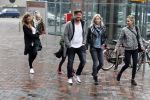 Amsterdam 18 maart 2017 
Johnny de Mol met zijn vriendin Anouk v Schie op weg naar premiere Smurfen in  Pathe Arena