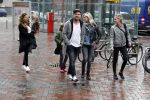 Amsterdam 18 maart 2017 
Johnny de Mol met zijn vriendin Anouk v Schie op weg naar premiere Smurfen in  Pathe Arena