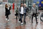 Amsterdam 18 maart 2017 
Johnny de Mol met zijn vriendin Anouk v Schie op weg naar premiere Smurfen in  Pathe Arena