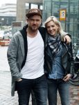 Amsterdam 18 maart 2017 
Johnny de Mol met zijn vriendin Anouk v Schie op weg naar premiere Smurfen in  Pathe Arena