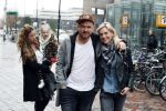 Amsterdam 18 maart 2017 
Johnny de Mol met zijn vriendin Anouk v Schie op weg naar premiere Smurfen in  Pathe Arena