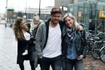 Amsterdam 18 maart 2017 
Johnny de Mol met zijn vriendin Anouk v Schie op weg naar premiere Smurfen in  Pathe Arena