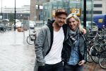 Amsterdam 18 maart 2017 
Johnny de Mol met zijn vriendin Anouk v Schie op weg naar premiere Smurfen in  Pathe Arena