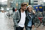 Amsterdam 18 maart 2017 
Johnny de Mol met zijn vriendin Anouk v Schie op weg naar premiere Smurfen in  Pathe Arena