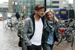 Amsterdam 18 maart 2017 
Johnny de Mol met zijn vriendin Anouk v Schie op weg naar premiere Smurfen in  Pathe Arena
