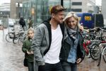 Amsterdam 18 maart 2017 
Johnny de Mol met zijn vriendin Anouk v Schie op weg naar premiere Smurfen in  Pathe Arena