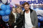 Amsterdam 18 maart 2017 
premiere Smurfen in  Pathe Arena. Johnny de Mol met zijn vriendin Anojuk v Schie en haar dochter