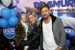Amsterdam 18 maart 2017 
premiere Smurfen in  Pathe Arena. Johnny de Mol met zijn vriendin Anojuk v Schie en haar dochter