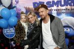 Amsterdam 18 maart 2017 
premiere Smurfen in  Pathe Arena. Johnny de Mol met zijn vriendin Anojuk v Schie en haar dochter