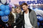 Amsterdam 18 maart 2017 
premiere Smurfen in  Pathe Arena. Johnny de Mol met zijn vriendin Anojuk v Schie en haar dochter