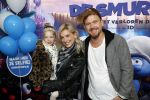 Amsterdam 18 maart 2017 
premiere Smurfen in  Pathe Arena. Johnny de Mol met zijn vriendin Anojuk v Schie en haar dochter