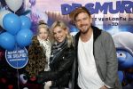 Amsterdam 18 maart 2017 
premiere Smurfen in  Pathe Arena. Johnny de Mol met zijn vriendin Anojuk v Schie en haar dochter