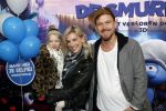 Amsterdam 18 maart 2017 
premiere Smurfen in  Pathe Arena. Johnny de Mol met zijn vriendin Anojuk v Schie en haar dochter