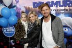 Amsterdam 18 maart 2017 
premiere Smurfen in  Pathe Arena. Johnny de Mol met zijn vriendin Anojuk v Schie en haar dochter