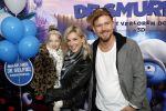 Amsterdam 18 maart 2017 
premiere Smurfen in  Pathe Arena. Johnny de Mol met zijn vriendin Anojuk v Schie en haar dochter