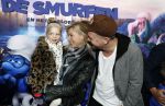 Amsterdam 18 maart 2017 
premiere Smurfen in  Pathe Arena. Johnny de Mol met zijn vriendin Anojuk v Schie en haar dochter