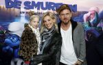 Amsterdam 18 maart 2017 
premiere Smurfen in  Pathe Arena. Johnny de Mol met zijn vriendin Anojuk v Schie en haar dochter