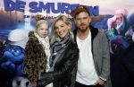 Amsterdam 18 maart 2017 
premiere Smurfen in  Pathe Arena. Johnny de Mol met zijn vriendin Anojuk v Schie en haar dochter