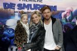 Amsterdam 18 maart 2017 
premiere Smurfen in  Pathe Arena. Johnny de Mol met zijn vriendin Anojuk v Schie en haar dochter