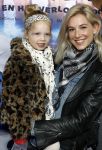 Amsterdam 18 maart 2017 
premiere Smurfen in  Pathe Arena. Johnny de Mol met zijn vriendin Anojuk v Schie en haar dochter