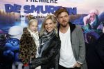 Amsterdam 18 maart 2017 
premiere Smurfen in  Pathe Arena. Johnny de Mol met zijn vriendin Anojuk v Schie en haar dochter